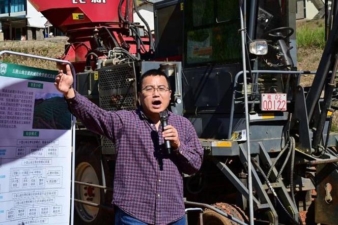 乡村振兴离不开农业科技农大教授研发新农机助云南山地甘蔗收割